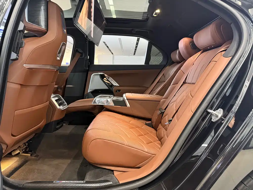 BMW 7 Series — миниатюра 11