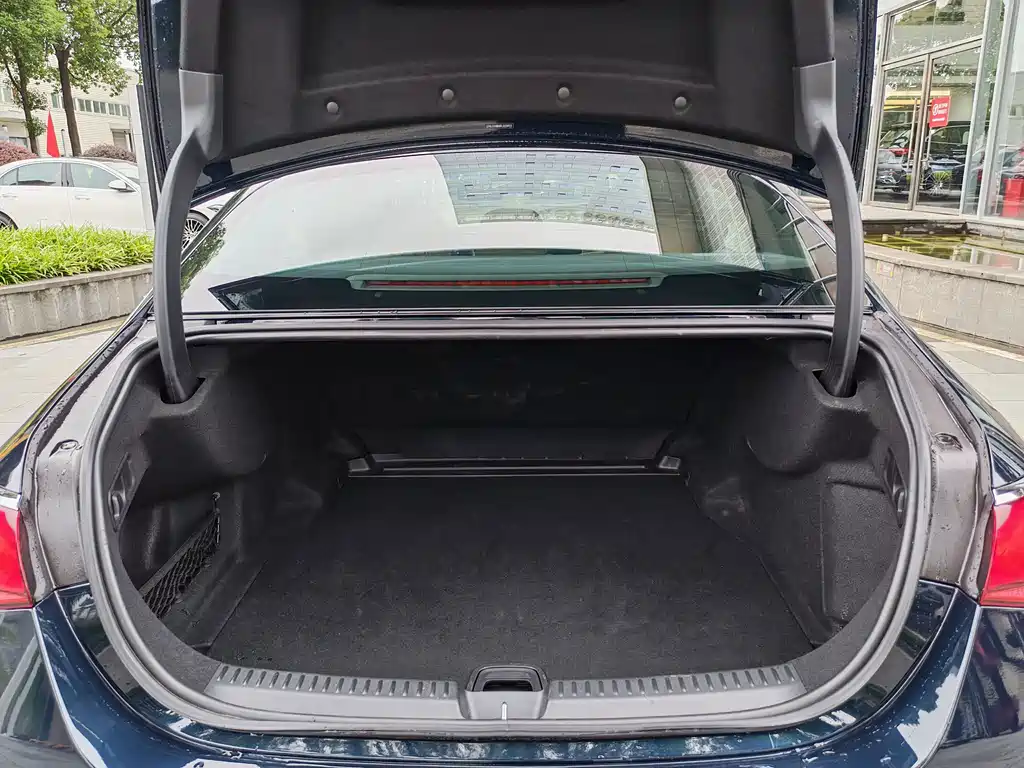 Mercedes-Benz E-Class — миниатюра 26