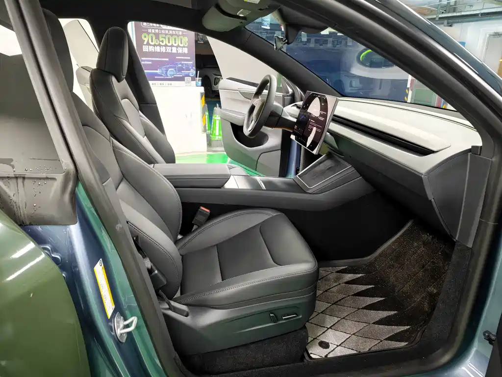 Tesla Model Y — миниатюра 7