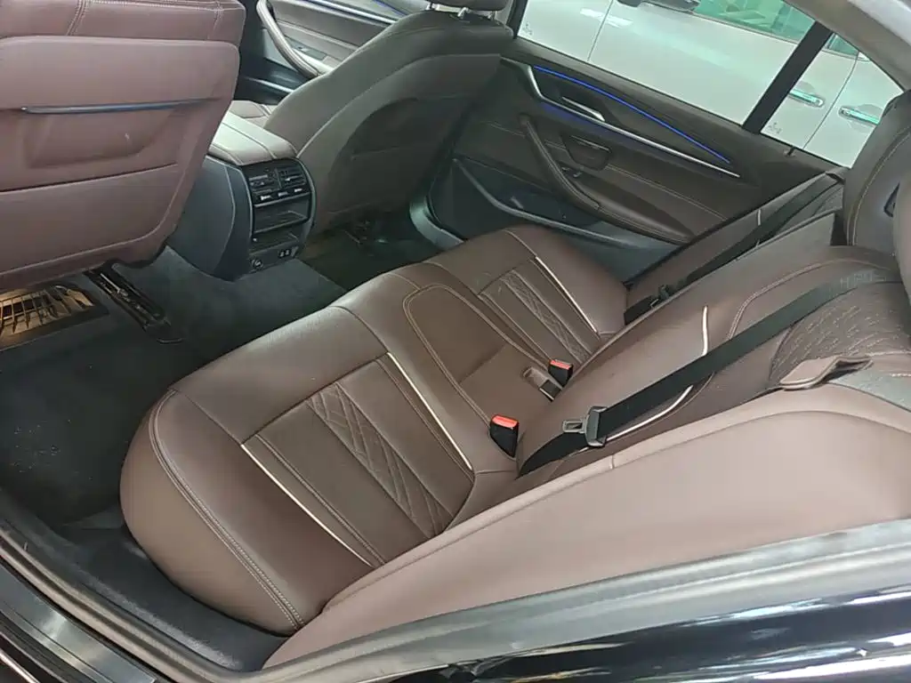 BMW 5 Series — миниатюра 17