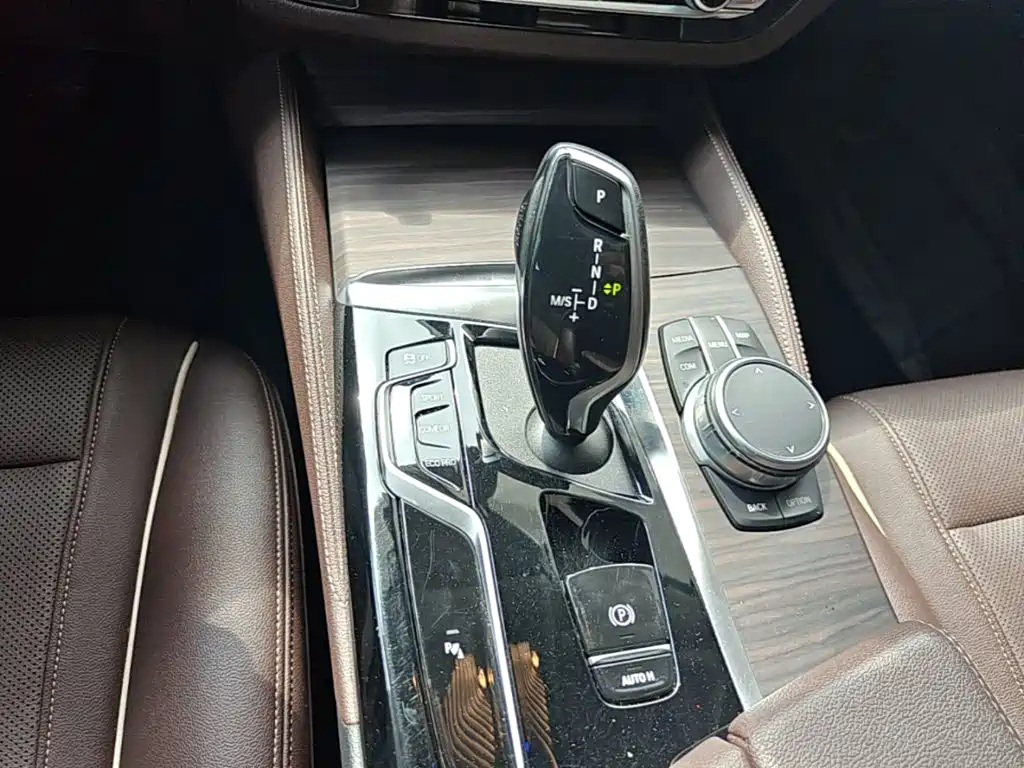 BMW 5 Series — миниатюра 14