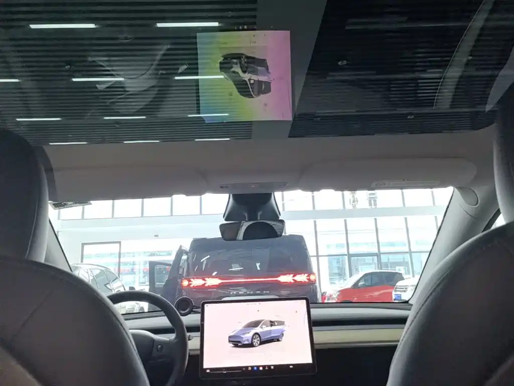 Tesla Model Y — миниатюра 18