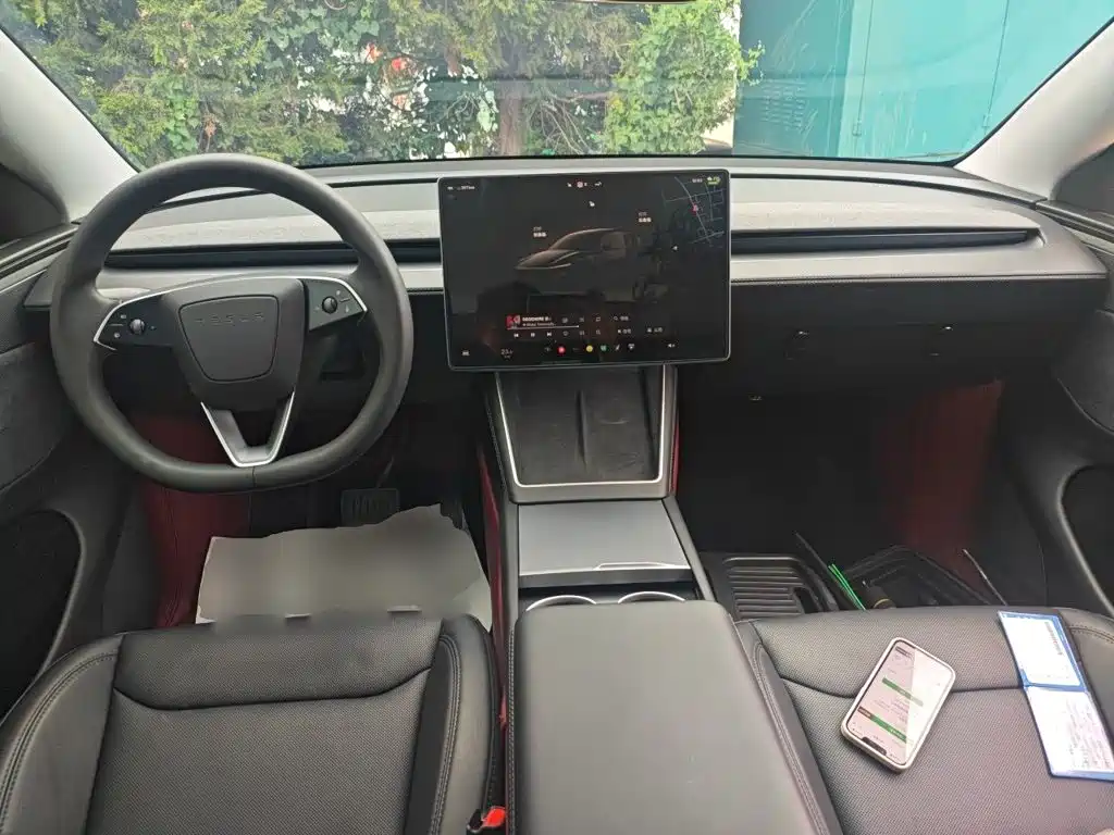 Tesla Model Y — миниатюра 5