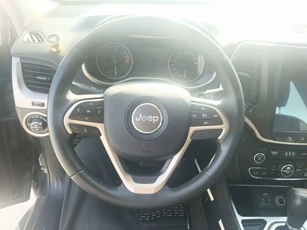 Jeep Cherokee — миниатюра 11