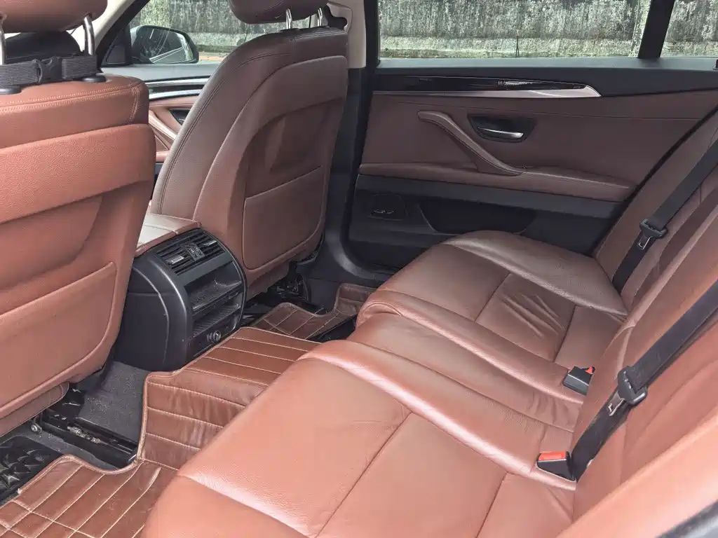 BMW 5 Series — миниатюра 9