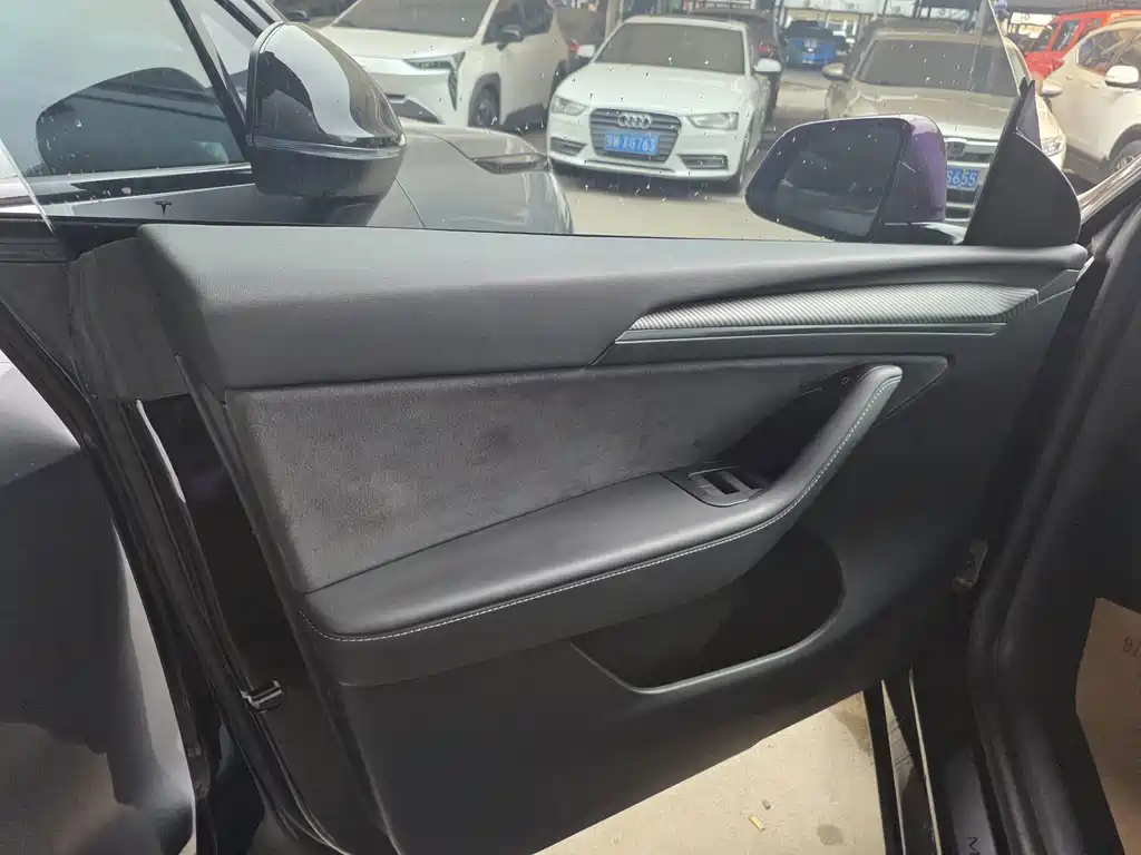 Tesla Model Y — миниатюра 7