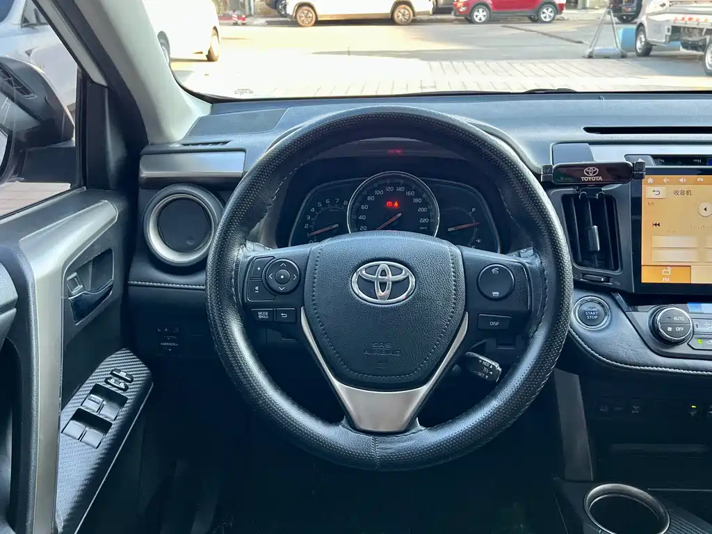 Toyota RAV4 — миниатюра 10
