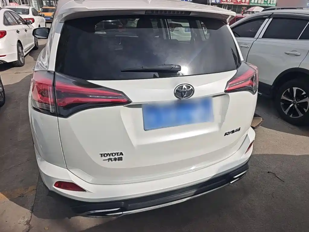 Toyota RAV4 — миниатюра 6