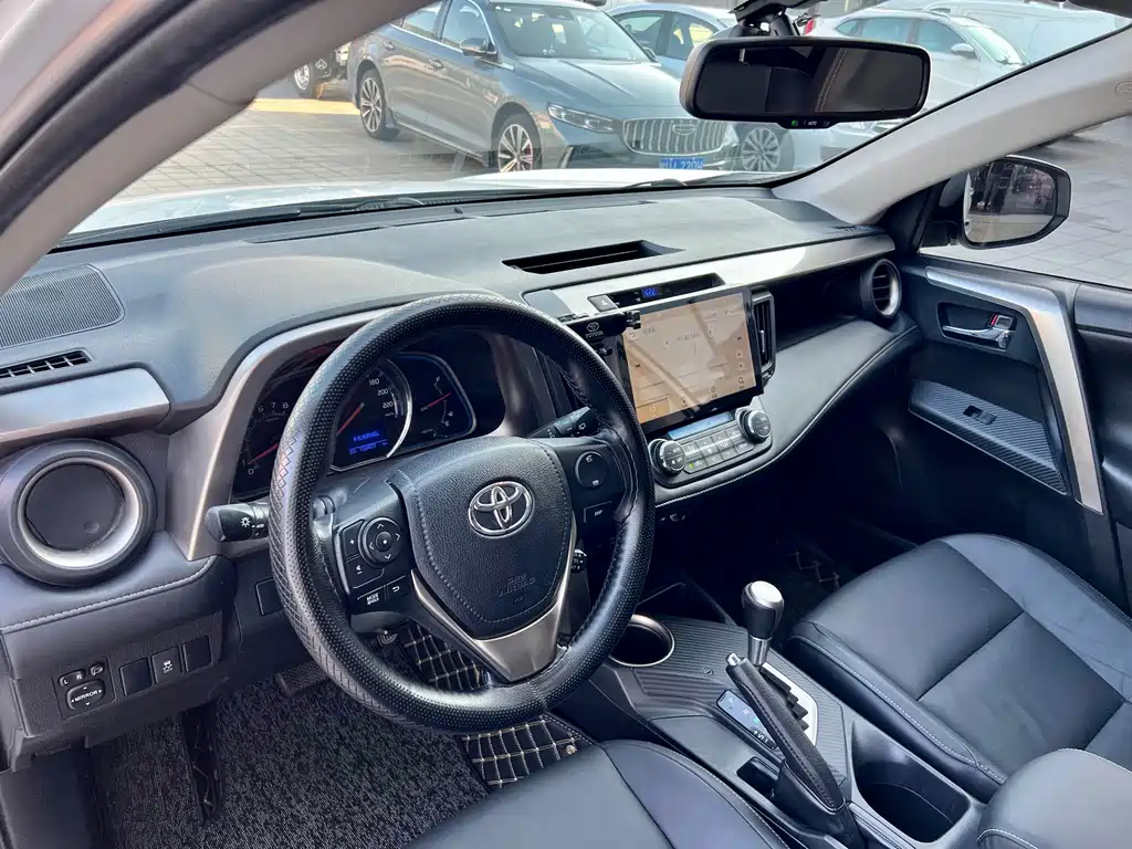 Toyota RAV4 — миниатюра 5