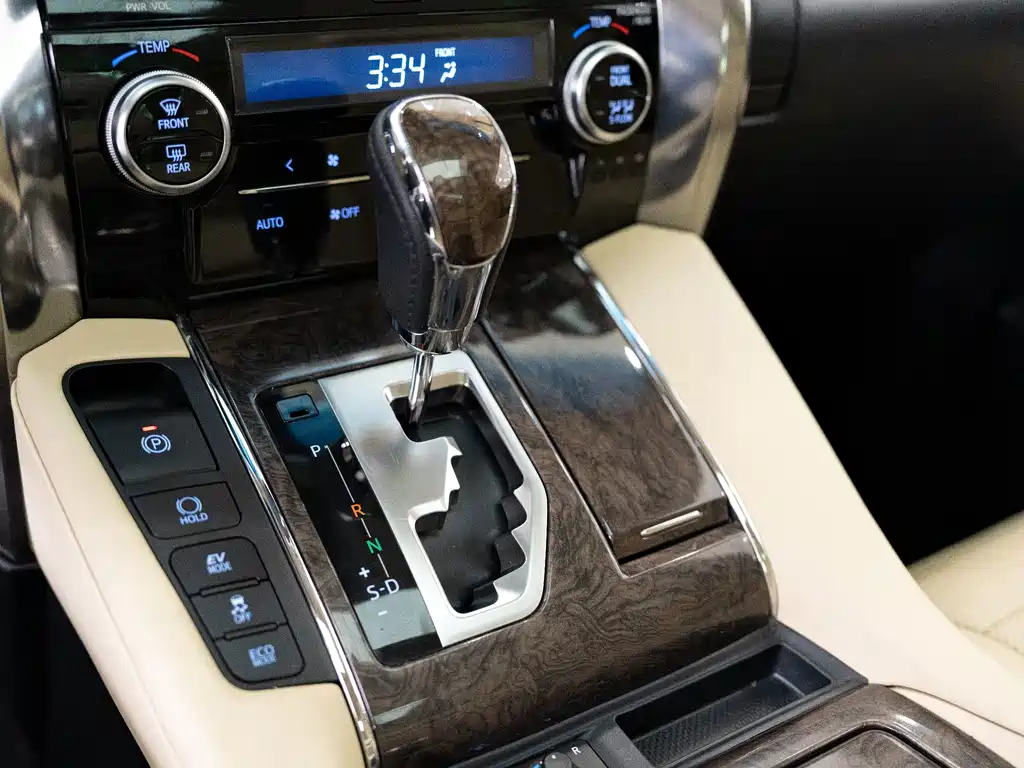 Toyota Alphard — миниатюра 7