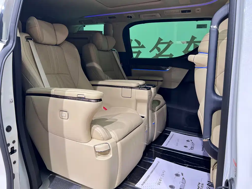 Toyota Alphard — миниатюра 10