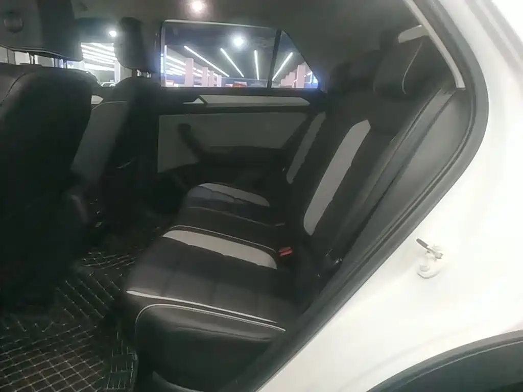 Volkswagen T-Roc — миниатюра 17