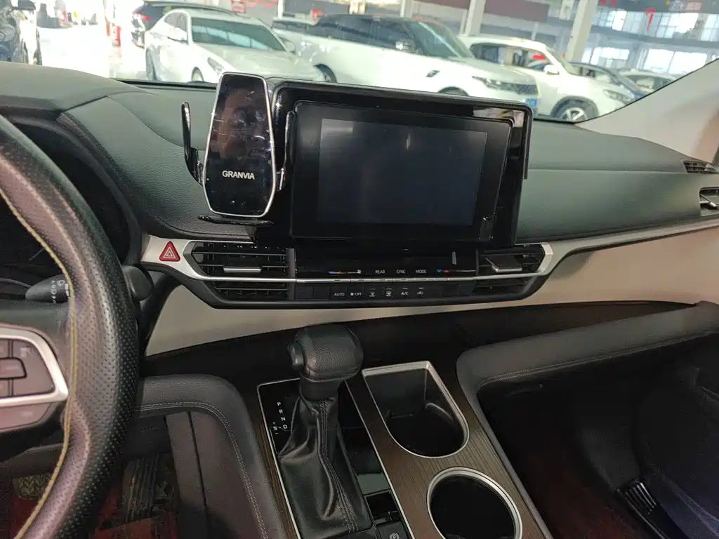 Toyota Granvia 2023 2.5L Comfort
