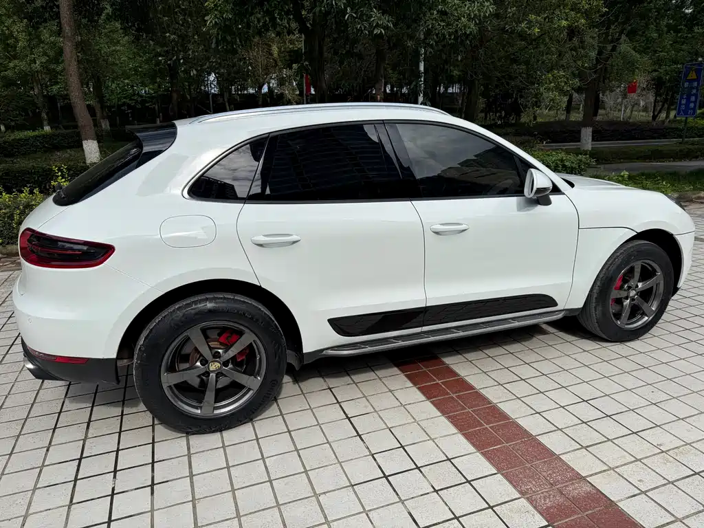 PORSCHE MACAN