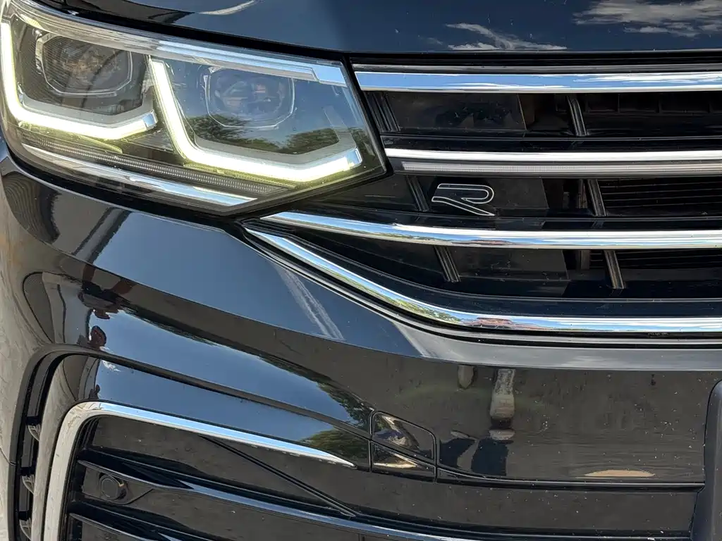 Volkswagen Tiguan L L 2022 380TSI AT R-Line 7 мест