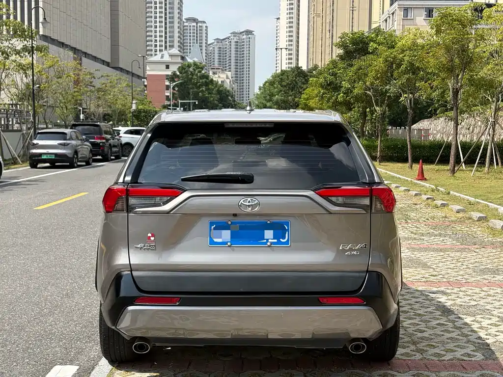 Toyota RAV4 — миниатюра 8