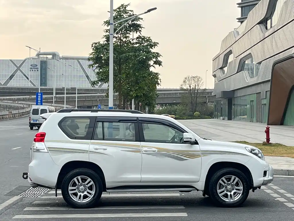 Toyota Land Cruiser Prado 2010 4.0L AT VX NAVI
