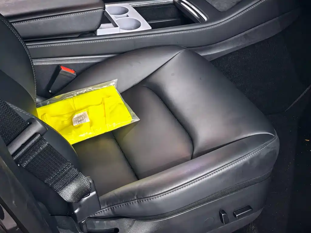 Tesla Model Y — миниатюра 8