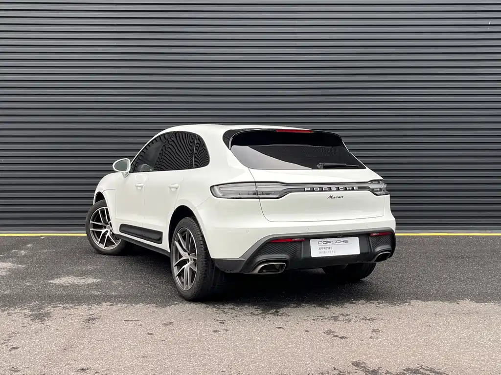 PORSCHE MACAN