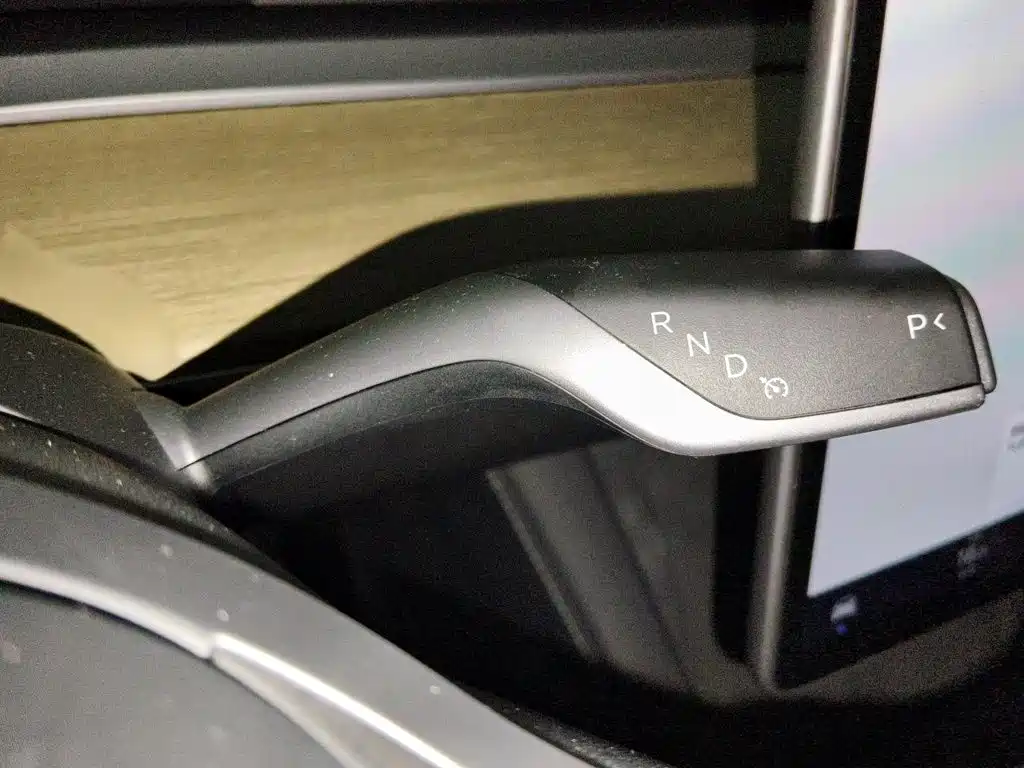 Tesla Model Y — миниатюра 7