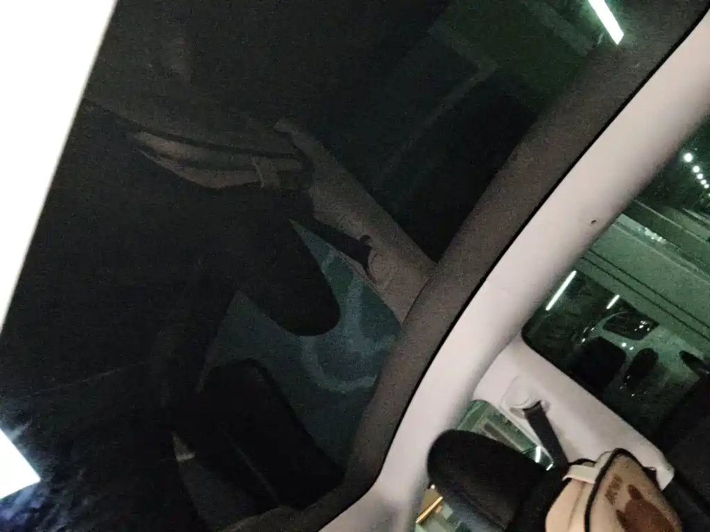 Tesla Model Y — миниатюра 9