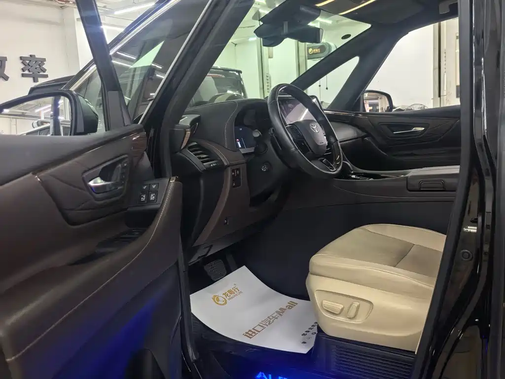 Toyota Alphard — миниатюра 7
