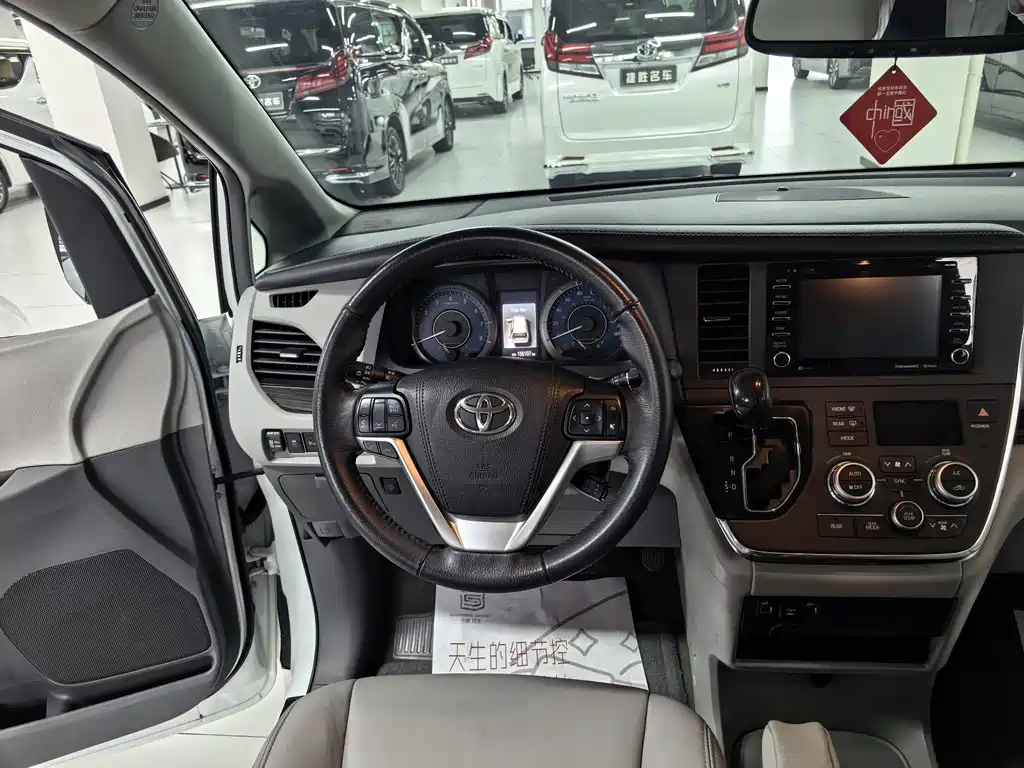 Toyota Sienna — миниатюра 6