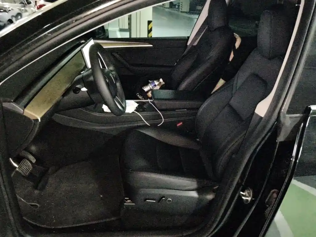 Tesla Model Y — миниатюра 8