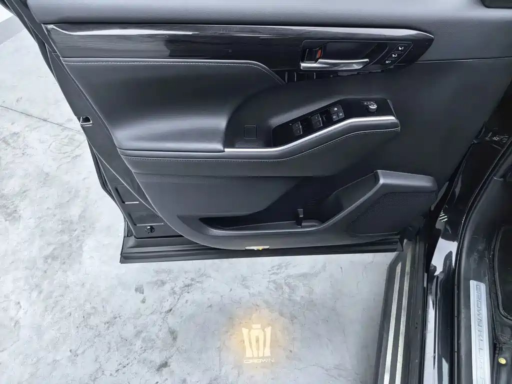 Toyota Crown Kluger — миниатюра 5