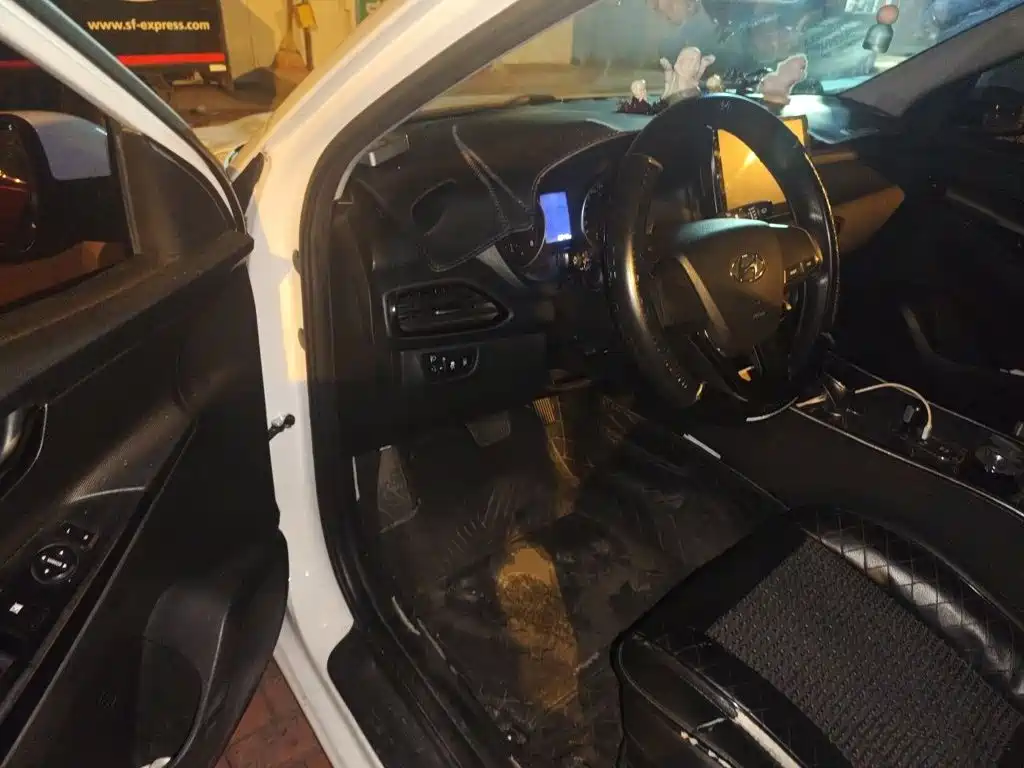 Hyundai Elantra — миниатюра 12