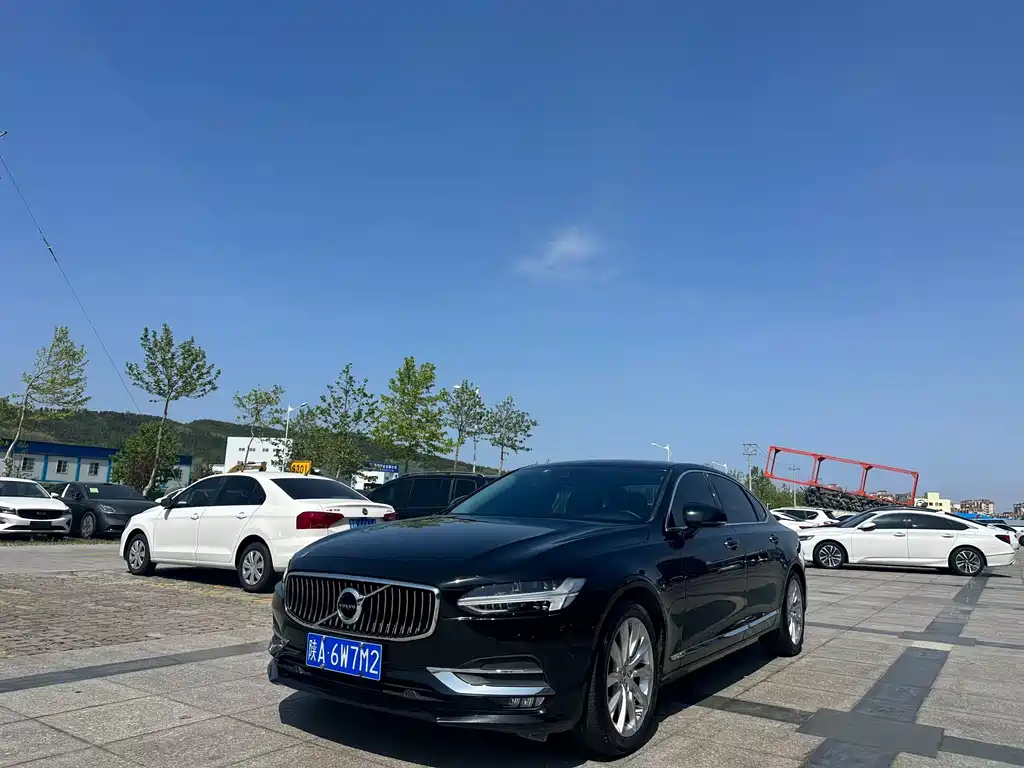 Купить Volvo S90