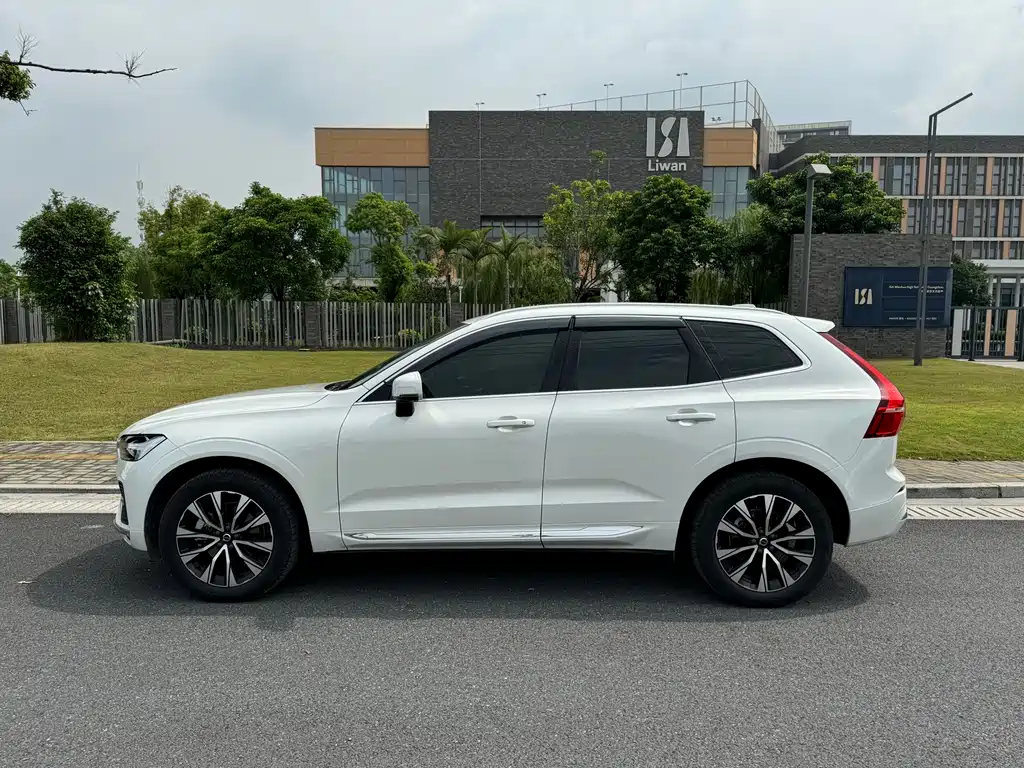 Volvo XC60 2025 B5 Luxury