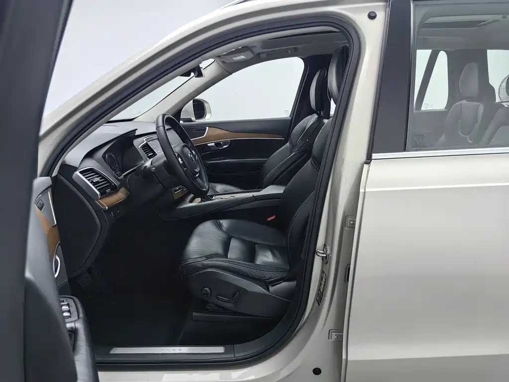 Volvo XC90 — миниатюра 10