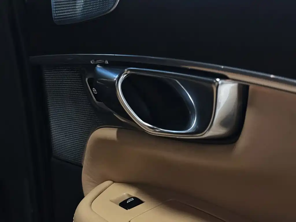 Volvo XC90 — миниатюра 7