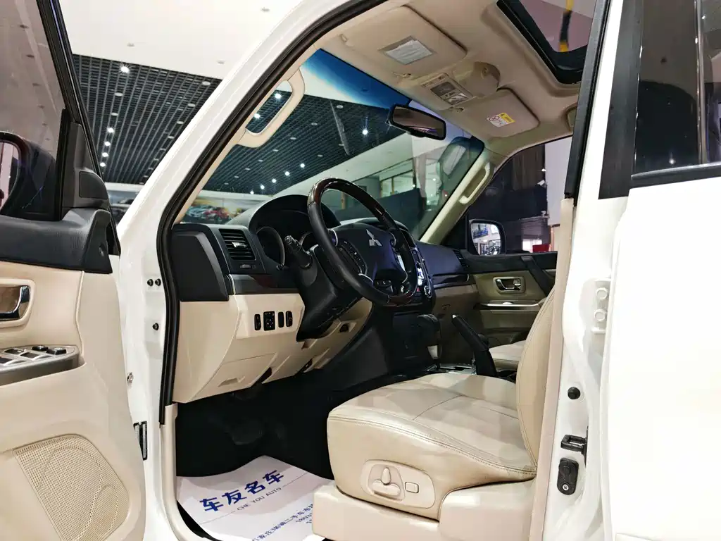 Mitsubishi Pajero (Import) — миниатюра 4