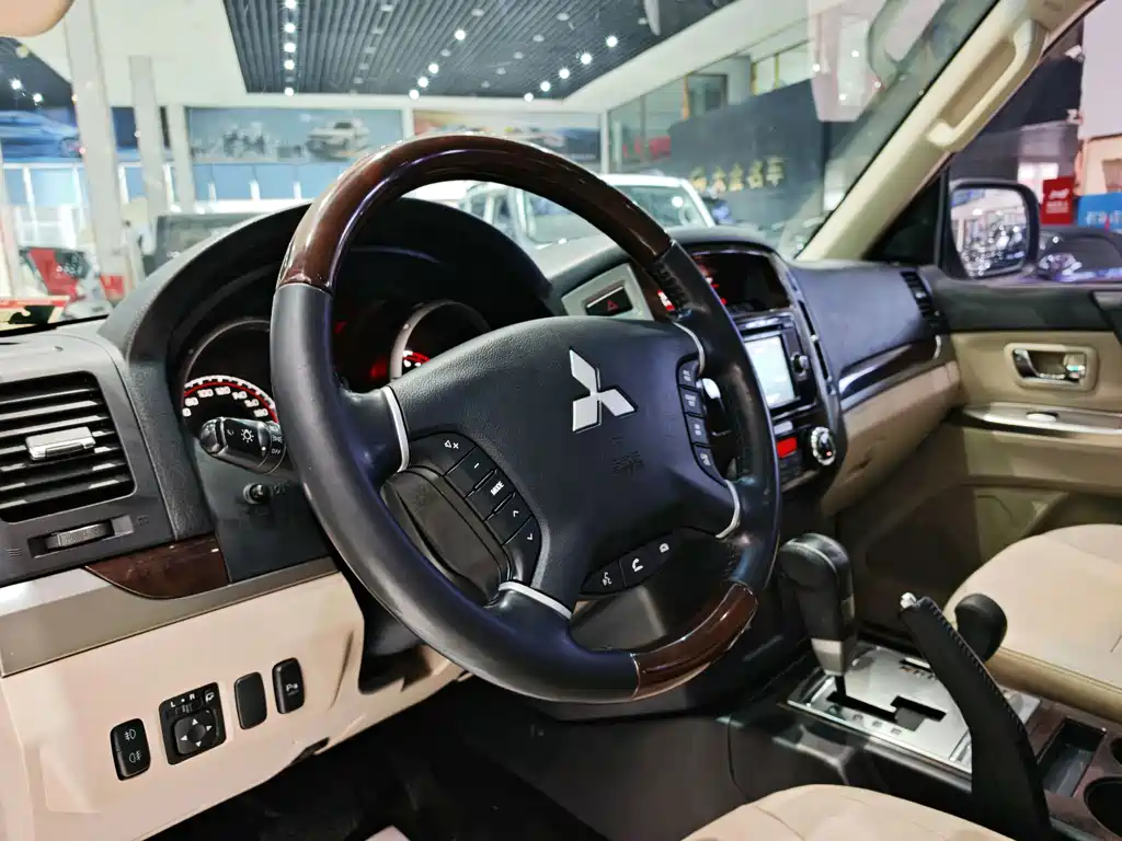 Mitsubishi Pajero (Import) — миниатюра 6