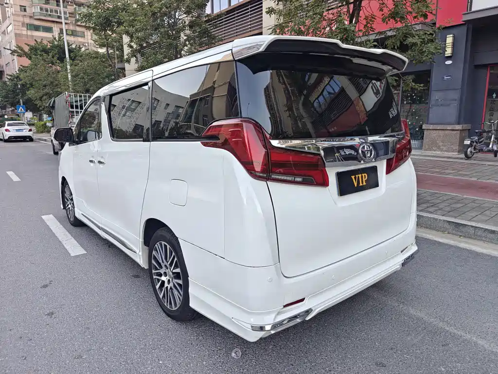 Toyota Alphard — миниатюра 6