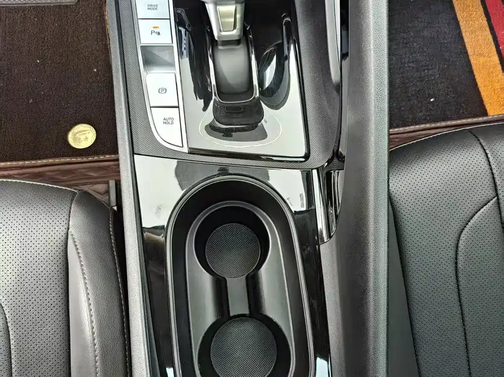 Hyundai Elantra — миниатюра 10