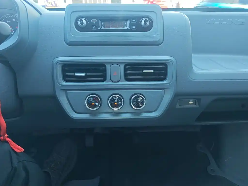 Wuling Yangguang — миниатюра 13