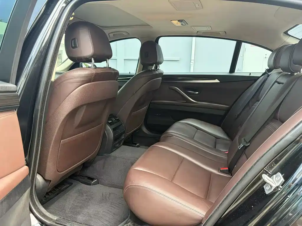 BMW 5 Series — миниатюра 6