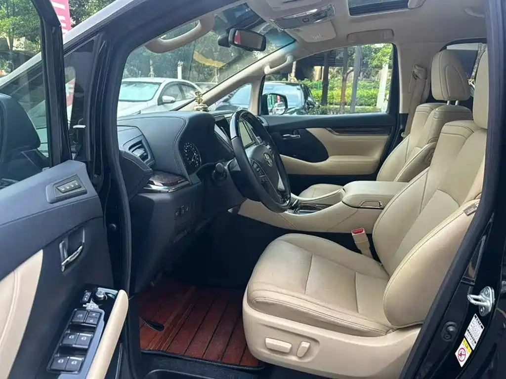 Toyota Alphard — миниатюра 7