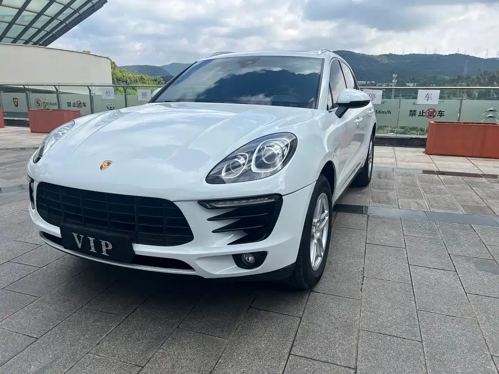 PORSCHE MACAN
