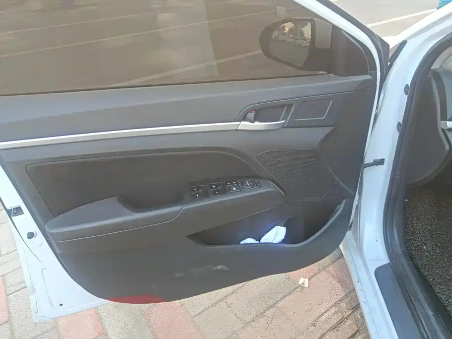 Hyundai Elantra — миниатюра 7
