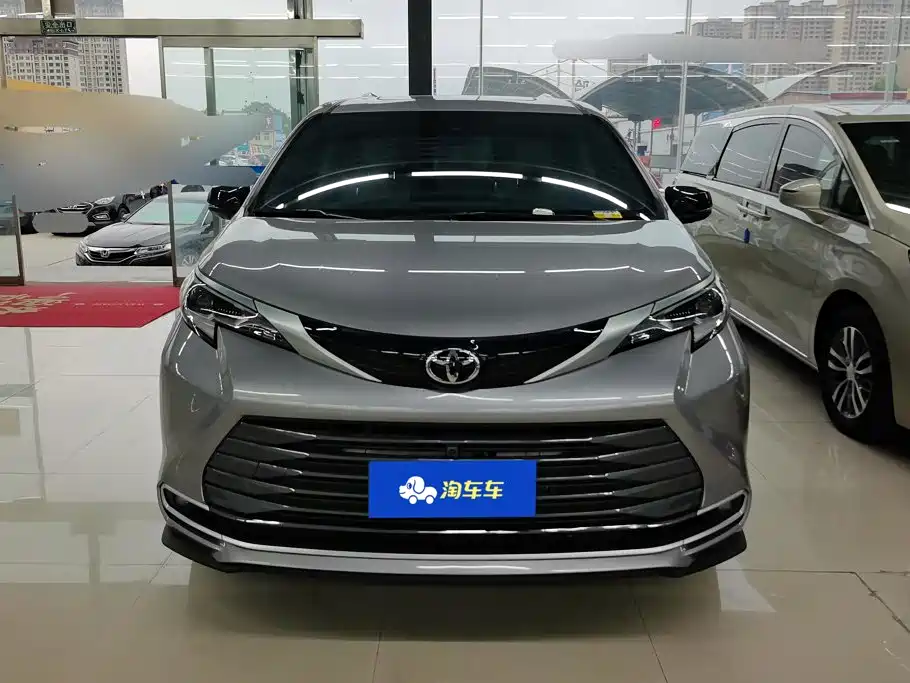 Toyota Sienna — миниатюра 2