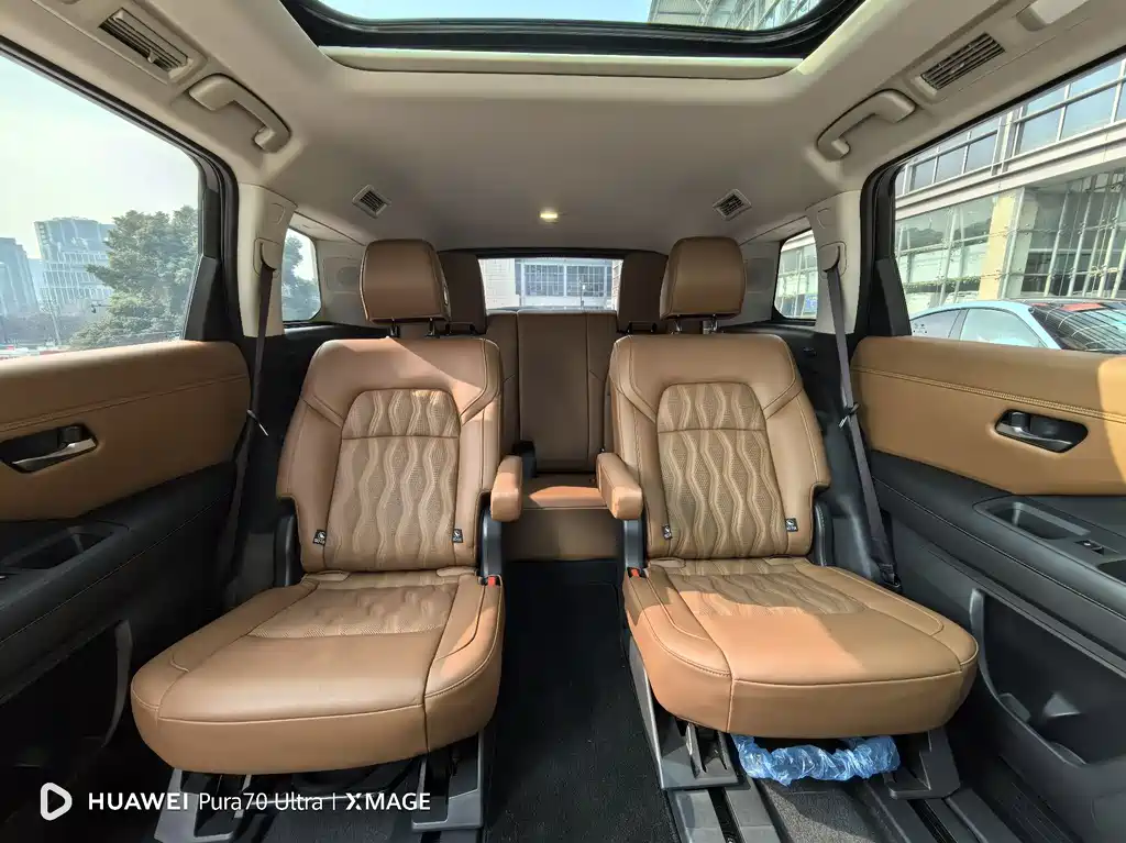 NISSAN EXPLORING THE LAND