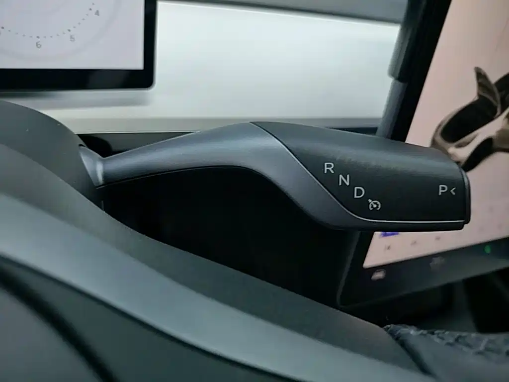 Tesla Model Y — миниатюра 14