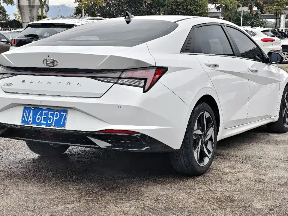 Hyundai Elantra — миниатюра 12