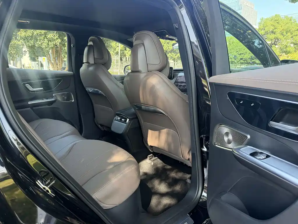 Mercedes-Benz EQE SUV — миниатюра 12