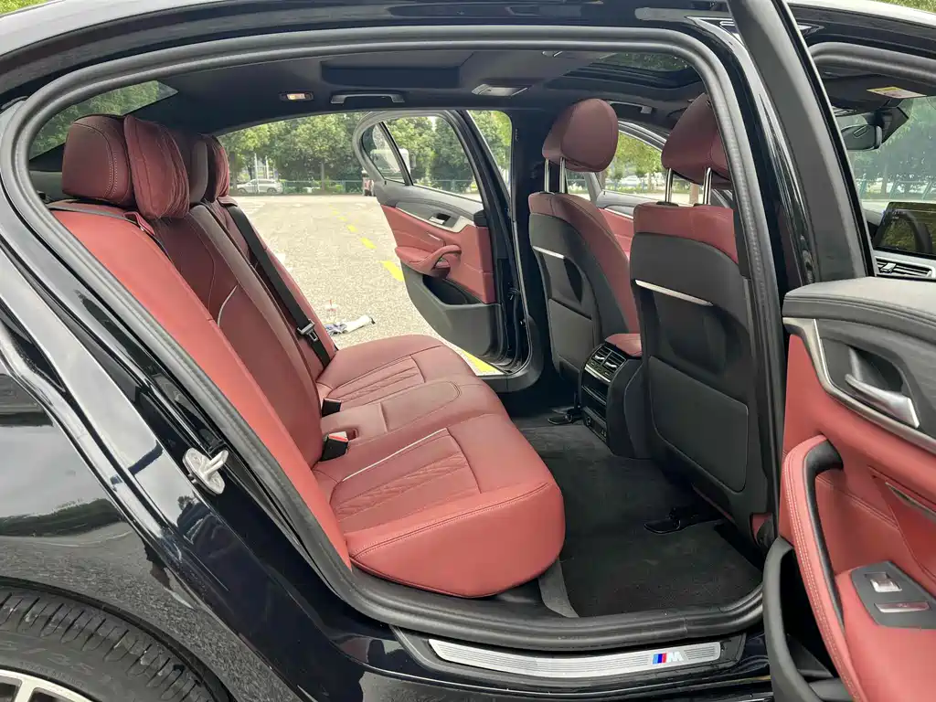 BMW 5 Series — миниатюра 7