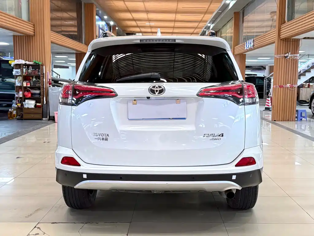 Toyota RAV4 — миниатюра 5